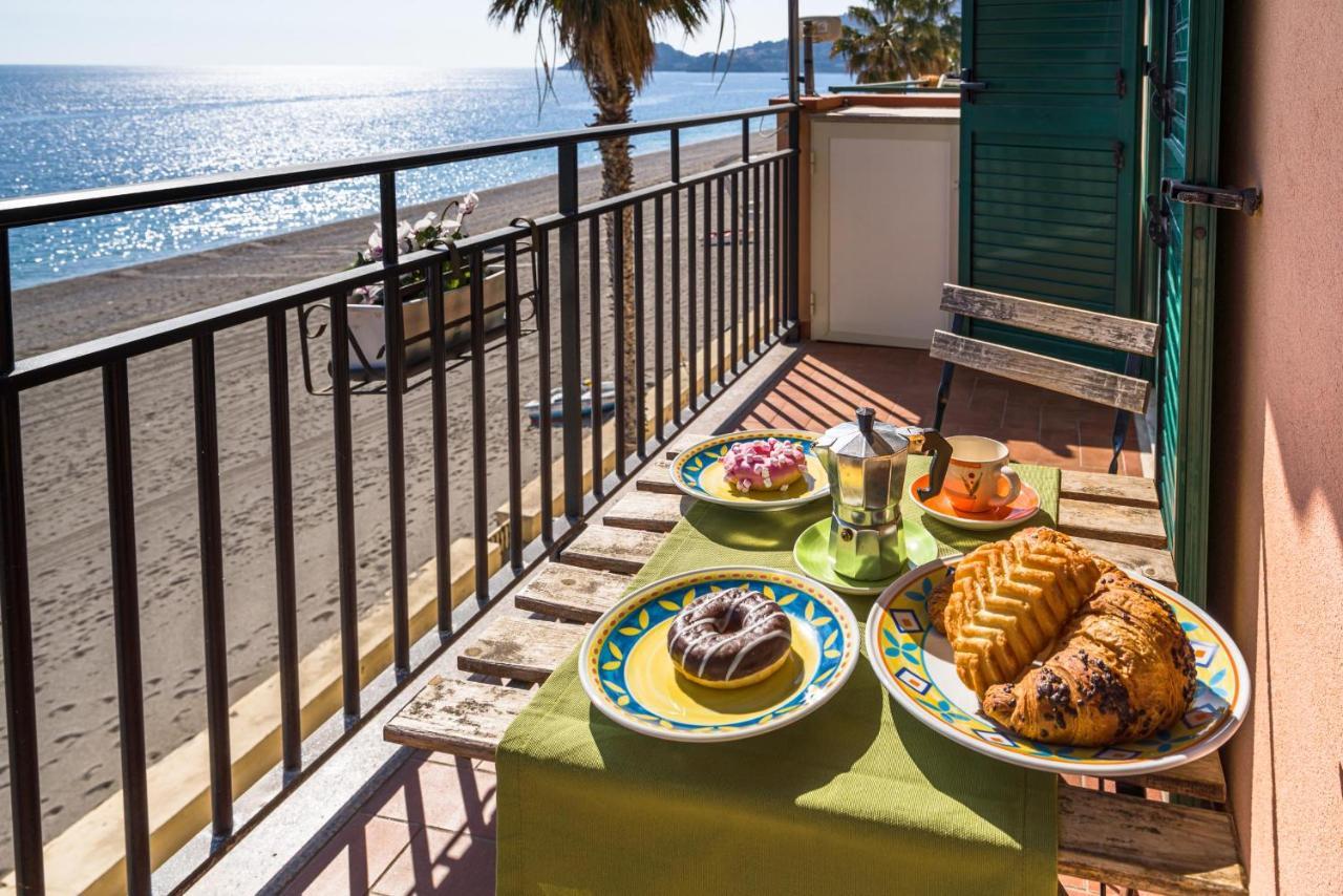 レトイアンニLoft Balcone Sul Mareアパートメント エクステリア 写真